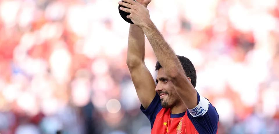 Jugador levantando el trofeo tras la victoria