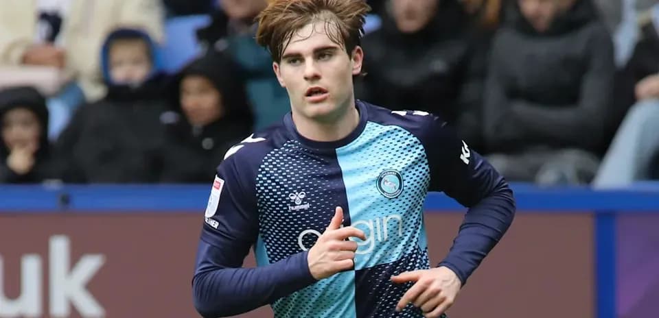 Jugador de Wycombe Wanderers corriendo en el campo