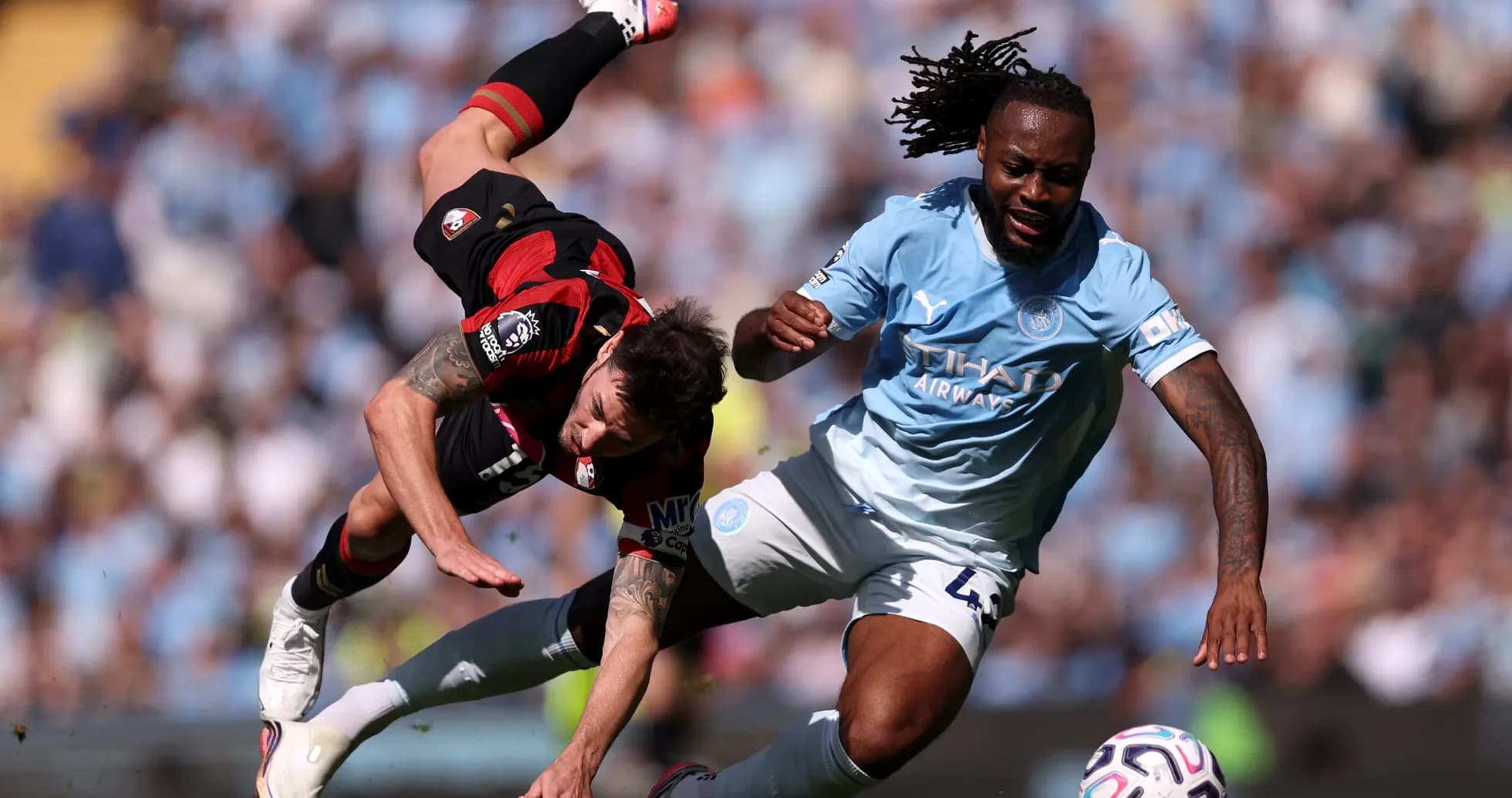 Jugador de Bournemouth cae ante defensa de Manchester City