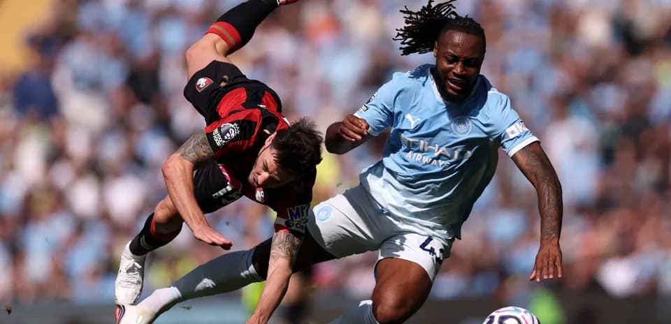 Jugador de Bournemouth cae ante defensa de Manchester City