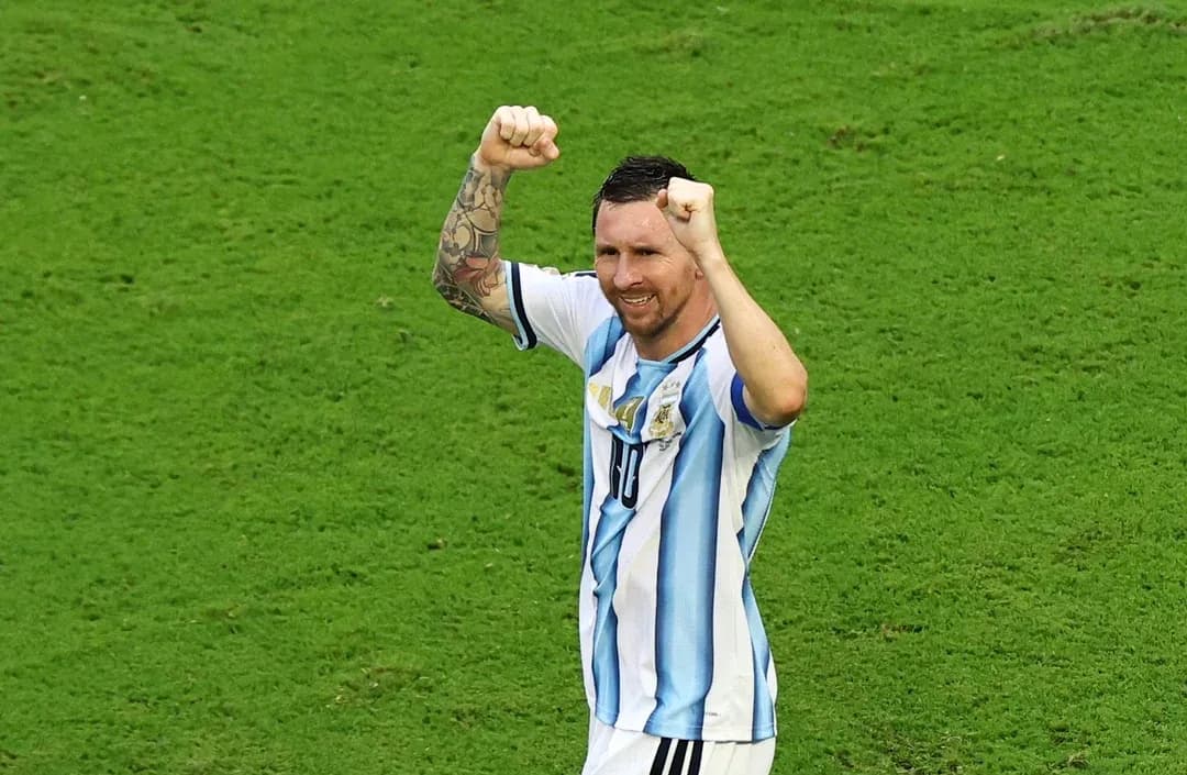Jugador celebrando en el campo de fútbol
