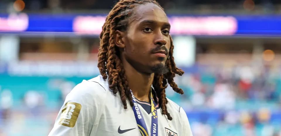Jugador de Inglaterra con medalla tras partido