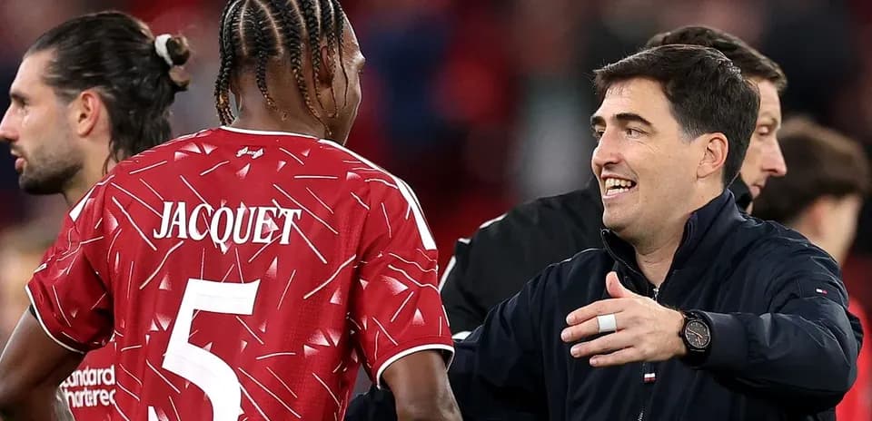 Entrenador saludando a jugador con camiseta Jacquet
