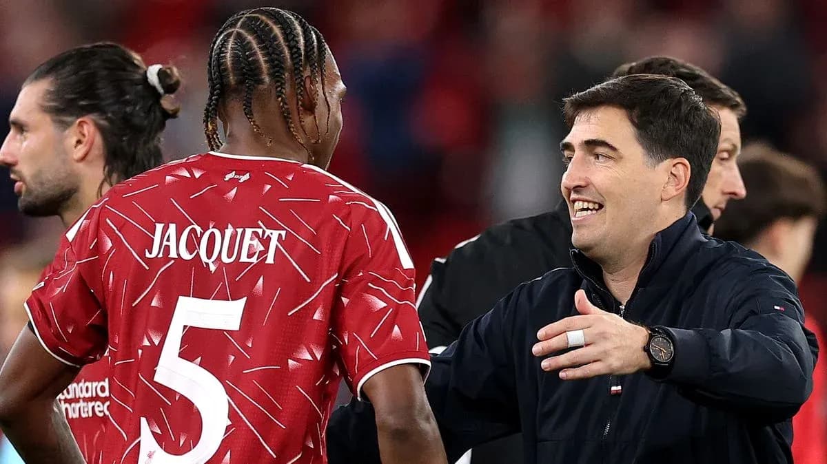 Entrenador saludando a jugador con camiseta Jacquet