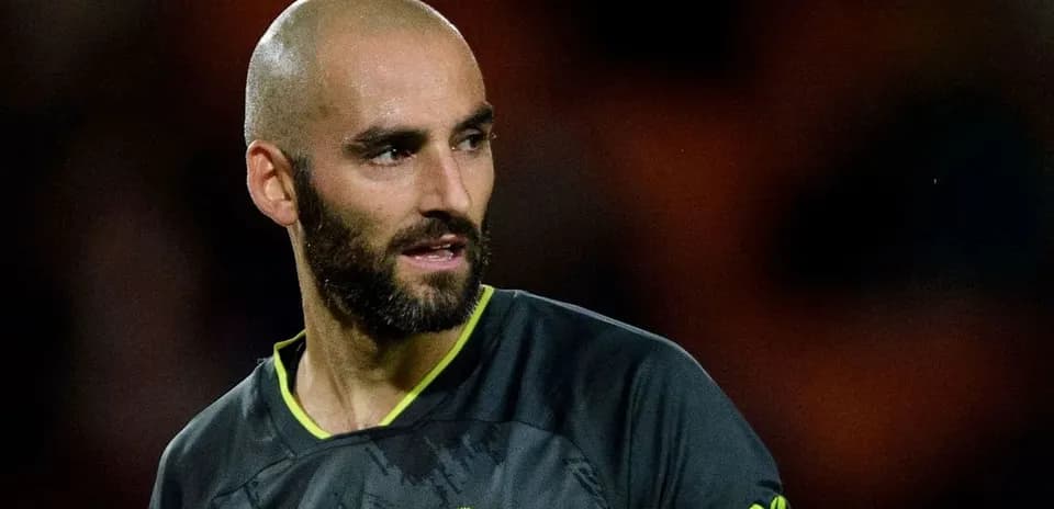 Portero con camiseta negra en el campo de fútbol
