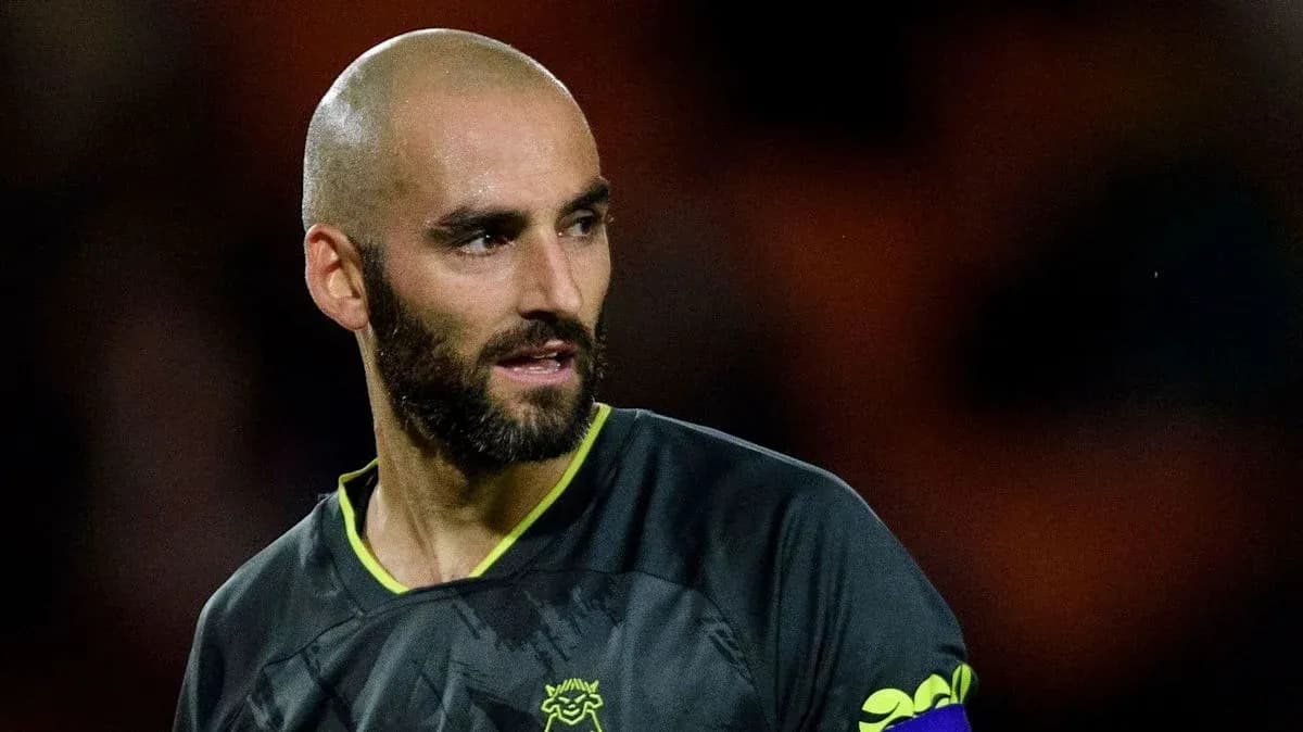 Portero con camiseta negra en el campo de fútbol