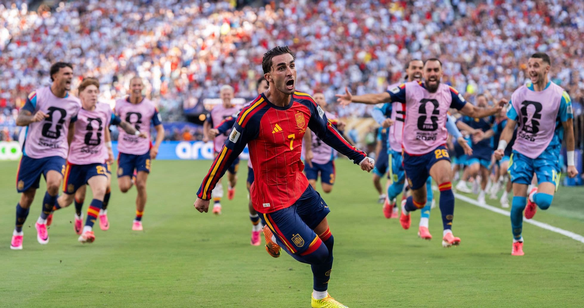 Jugador de España celebrando un gol con compañeros