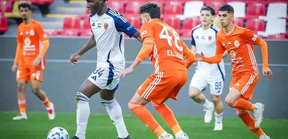 Jugadores de Al Nasr y Ajman en el partido