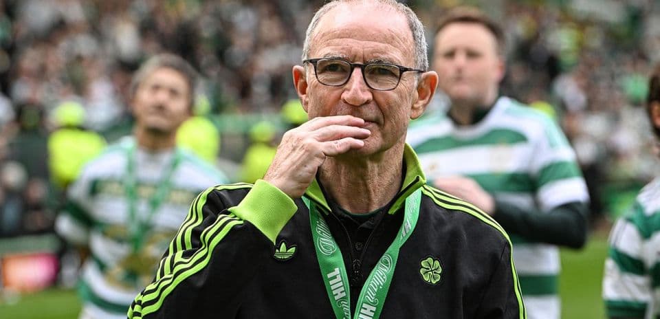 Entrenador en el campo con fanáticos de Celtic