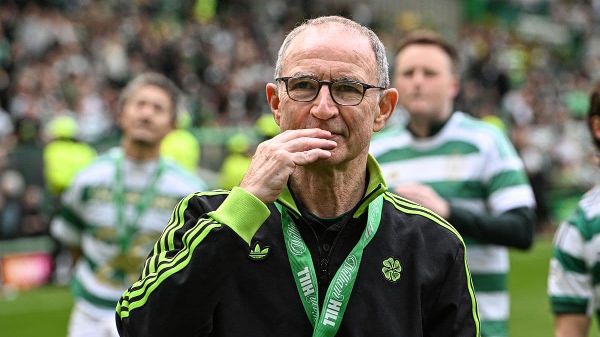 Entrenador en el campo con fanáticos de Celtic