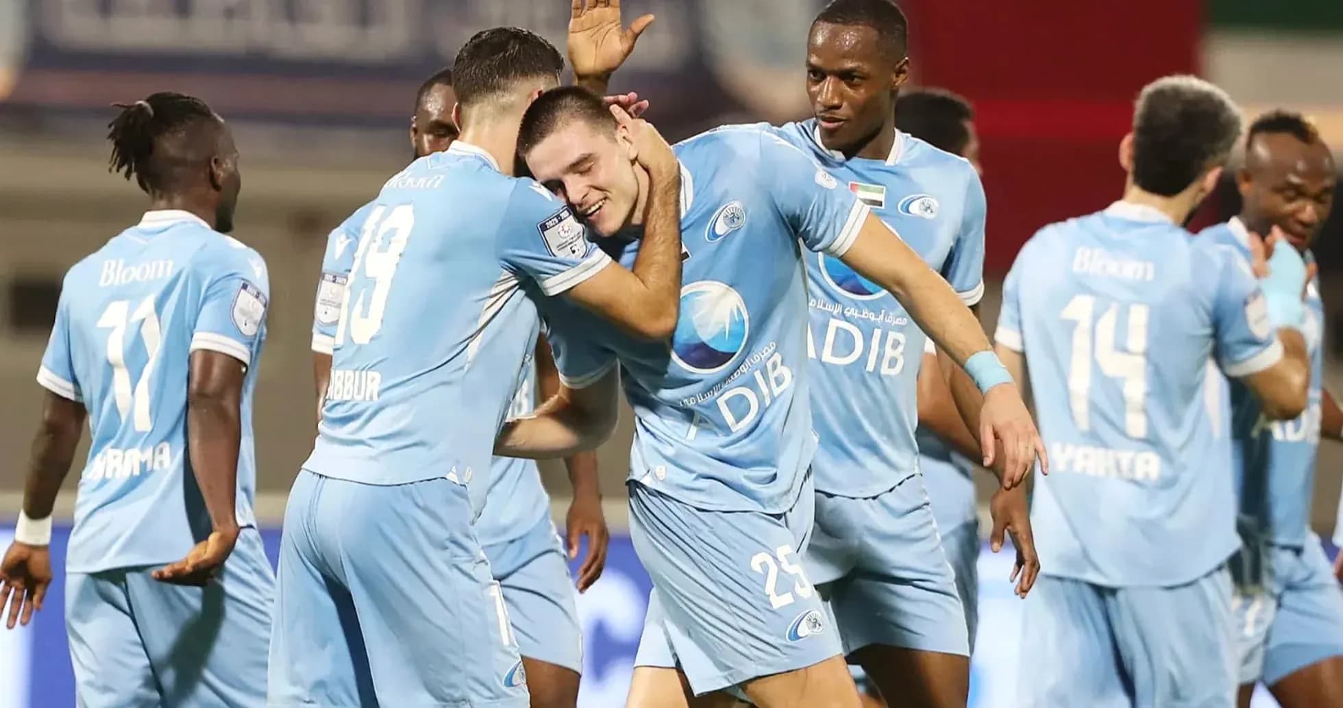 Jugadores de Bani Yas celebrando un gol
