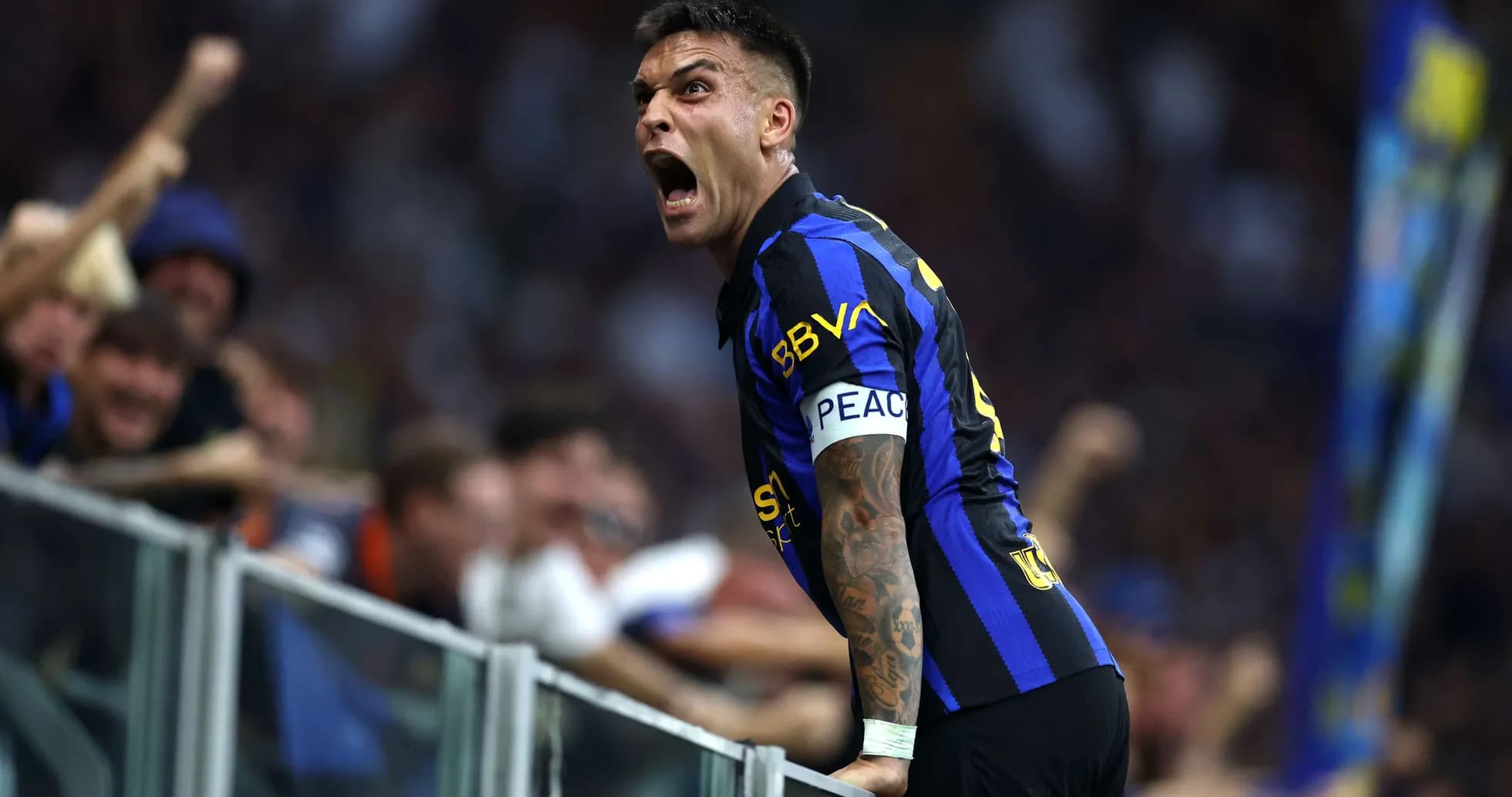 Lautaro Martínez celebrando con aficionados
