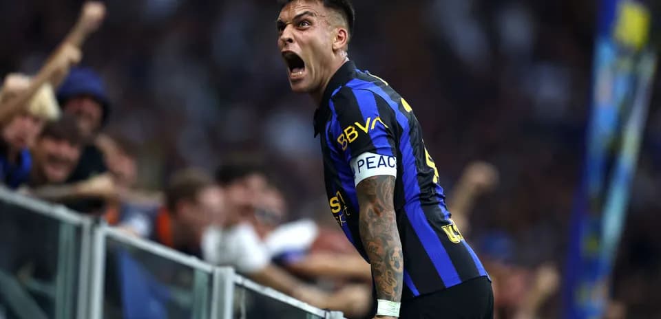Lautaro Martínez celebrando con aficionados