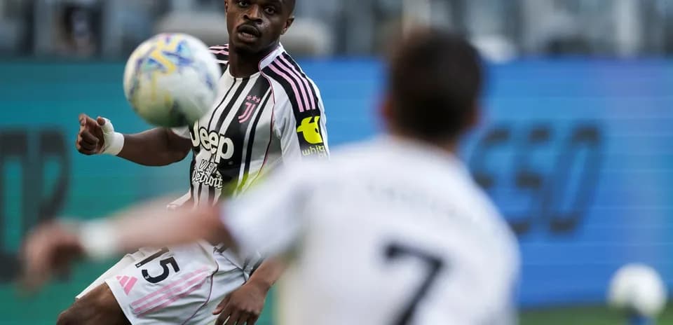 Jugador de Juventus controlando el balón durante partido