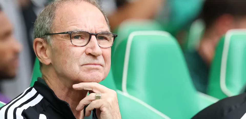 Entrenador observando desde el banquillo durante el partido