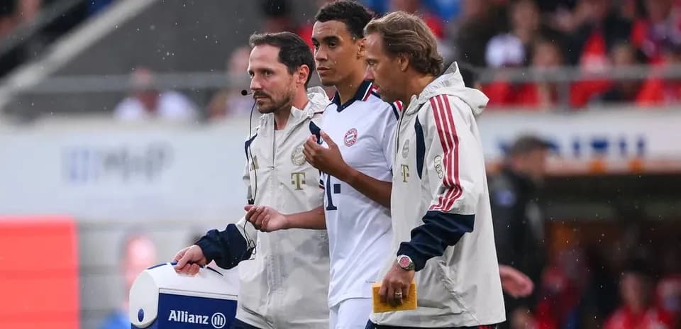 Jugador siendo atendido por el personal médico en el campo