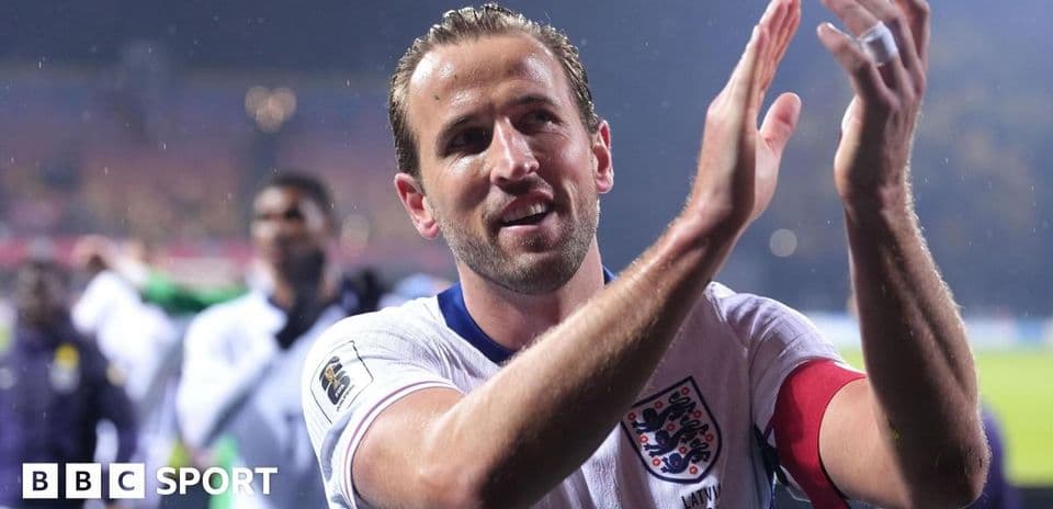 Jugador aplaudiendo tras el partido con Inglaterra