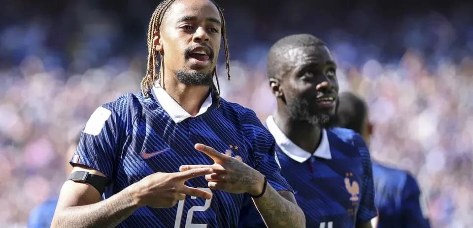 Jugadores de Francia celebrando en el campo de fútbol