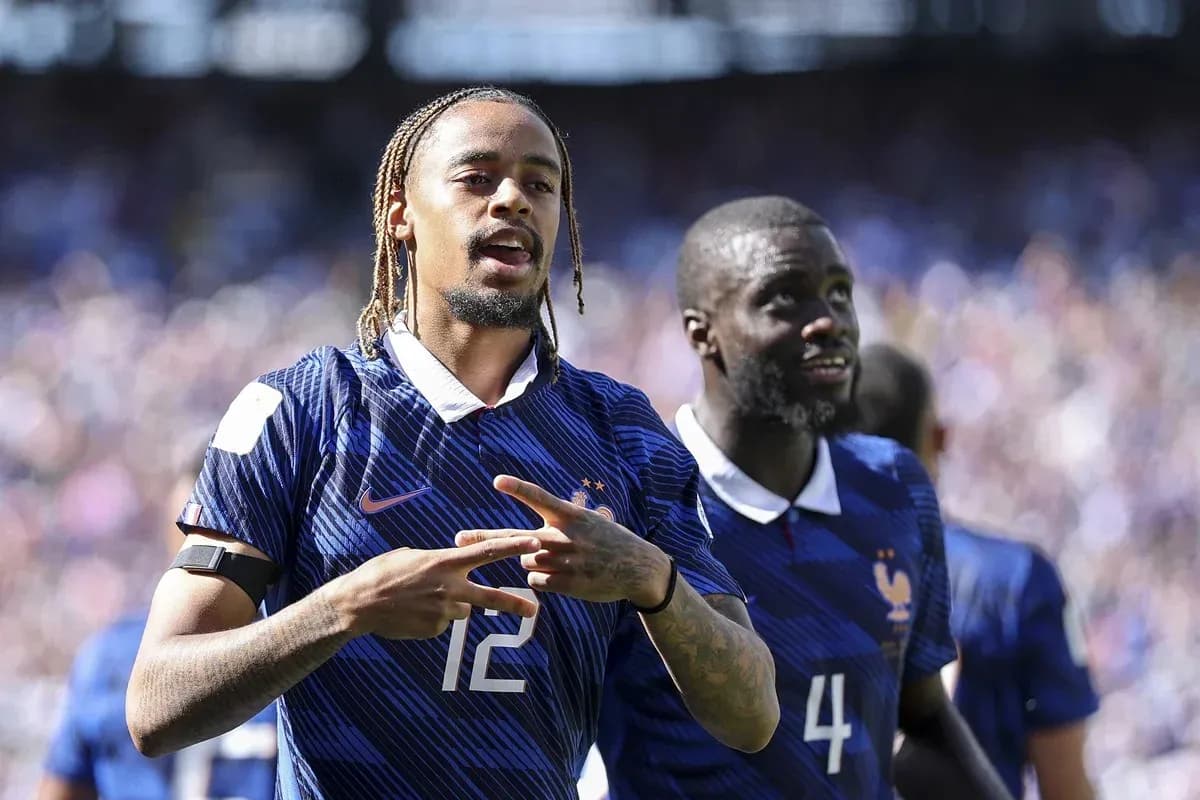 Jugadores de Francia celebrando en el campo de fútbol