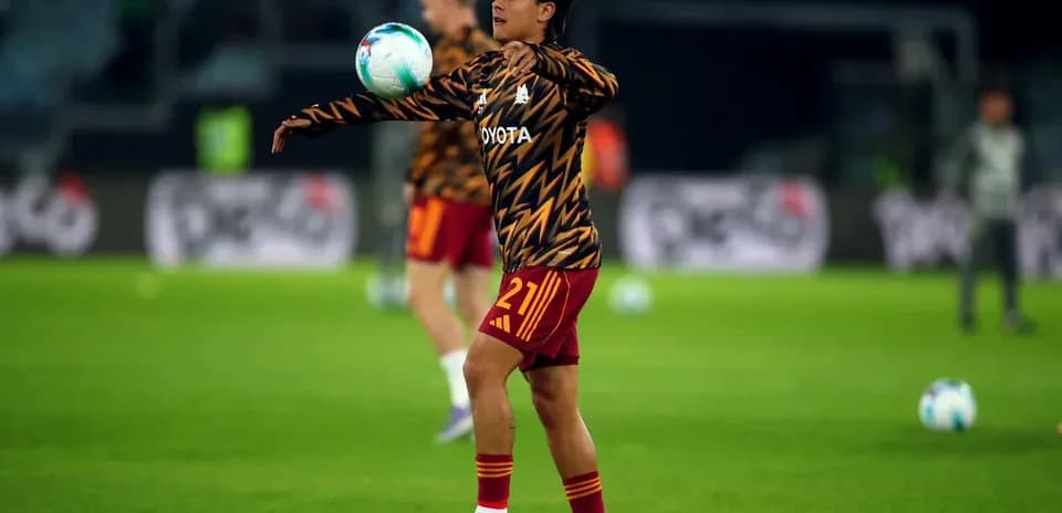 Jugador en calentamiento lanzando el balón