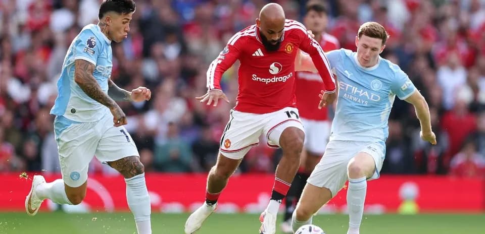 Jugadores de Manchester United y Manchester City compitiendo