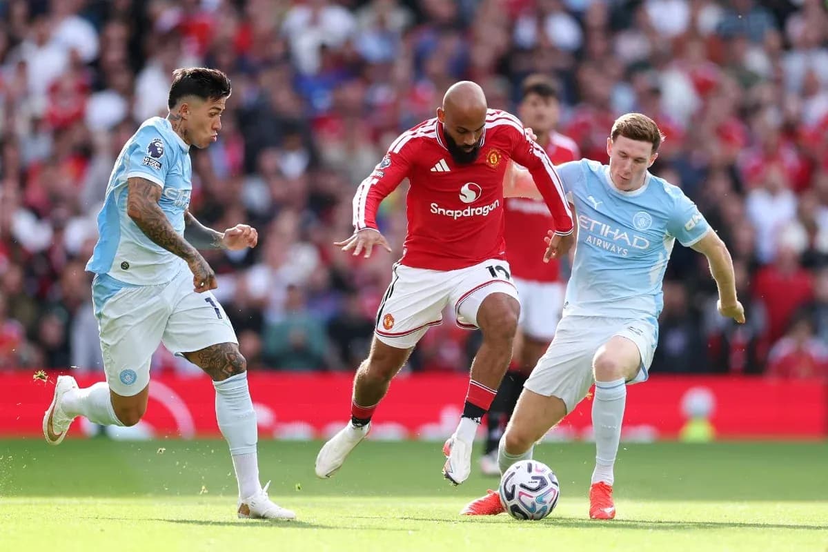 Jugadores de Manchester United y Manchester City compitiendo