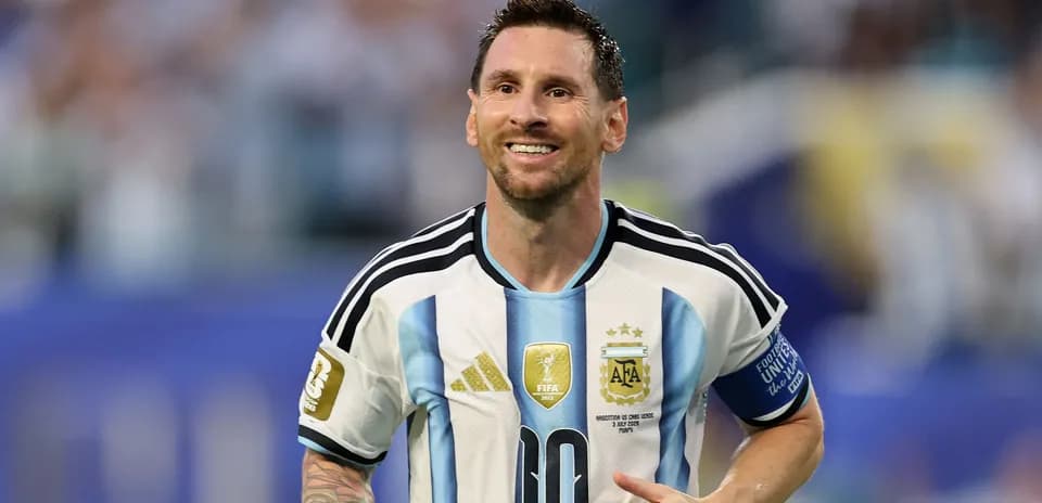 Jugador argentino con camiseta de la selección celebrando