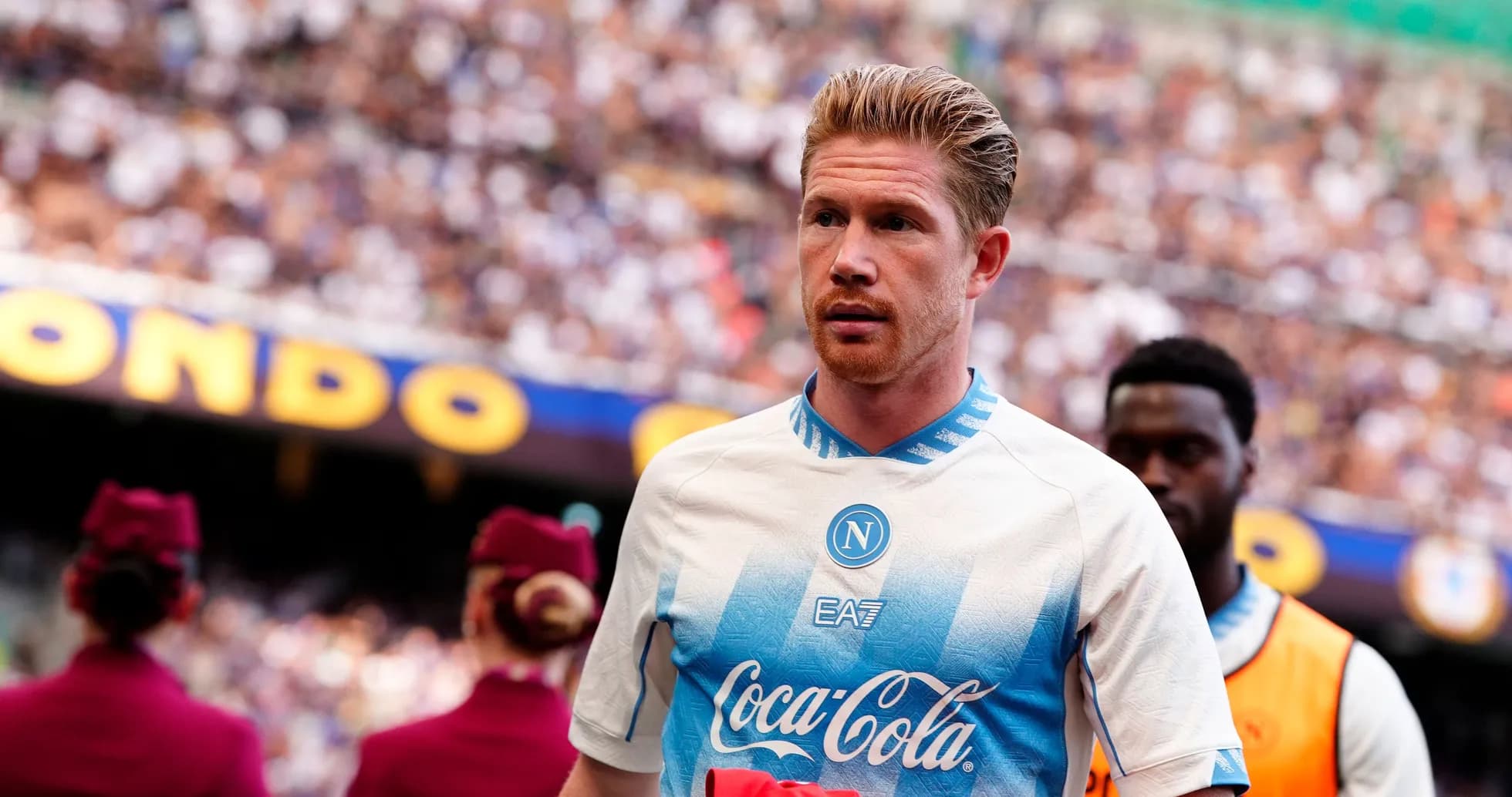 Jugador del Napoli entrando al campo con uniforme