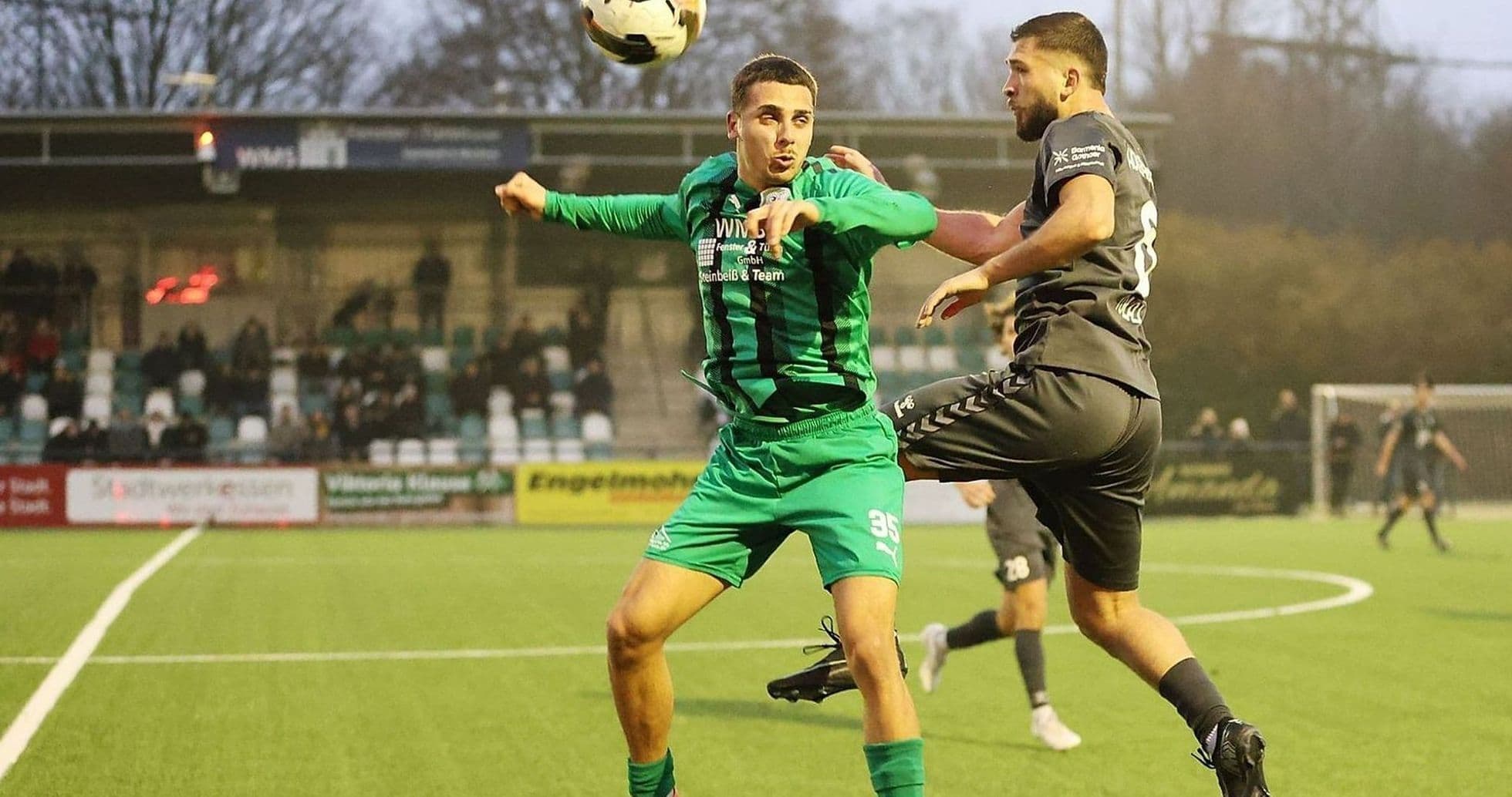 Jugadores de Holzheimer SG y Schonnebeck en acción