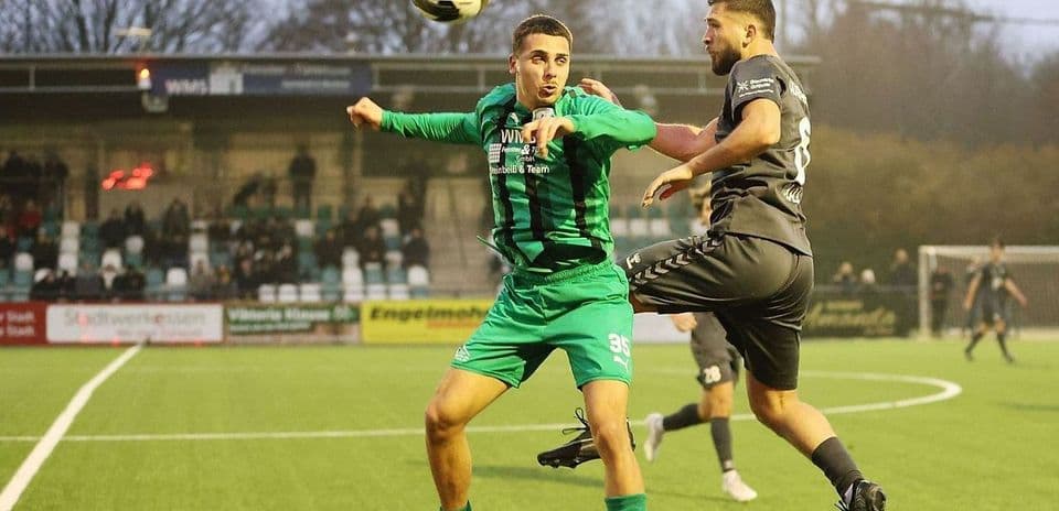 Jugadores de Holzheimer SG y Schonnebeck en acción