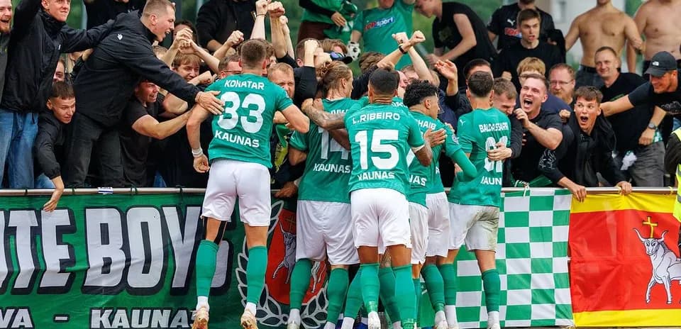 Jugadores de Žalgiris celebrando con los aficionados