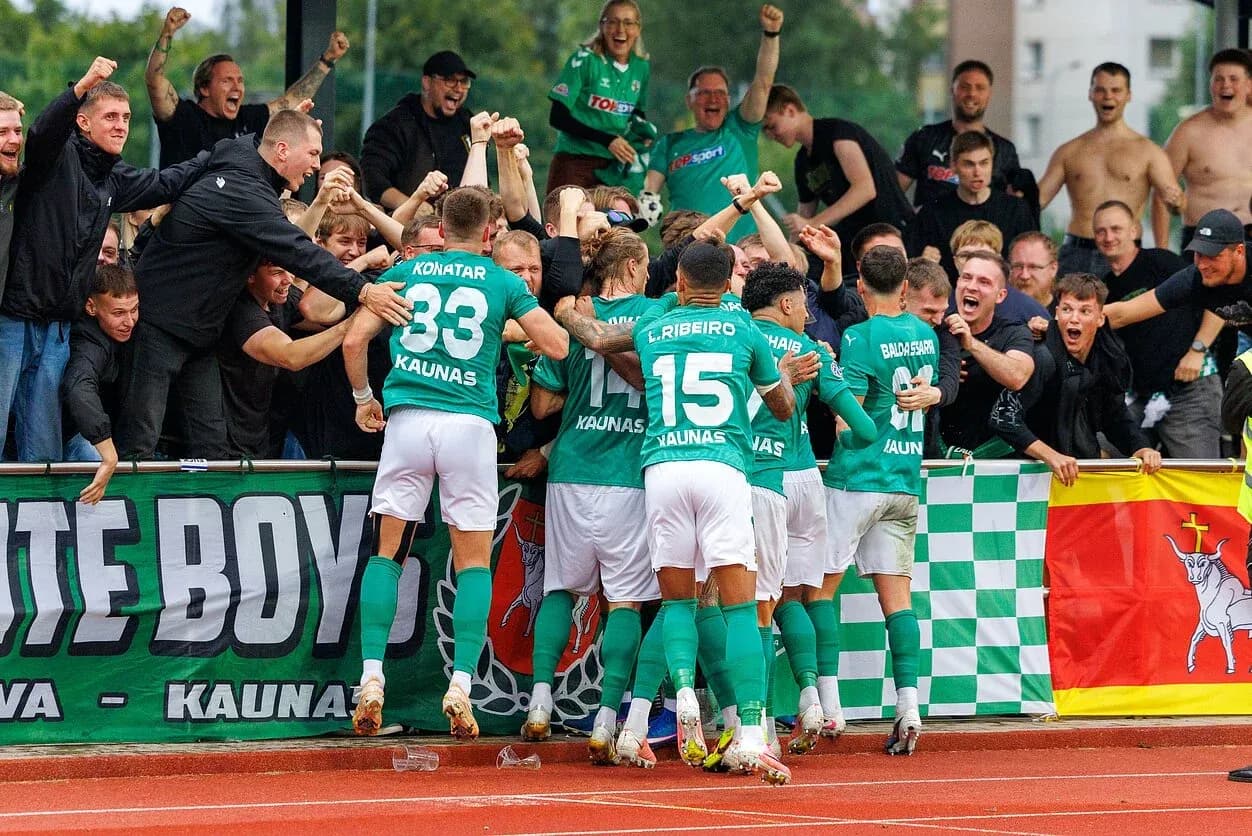 Jugadores de Žalgiris celebrando con los aficionados