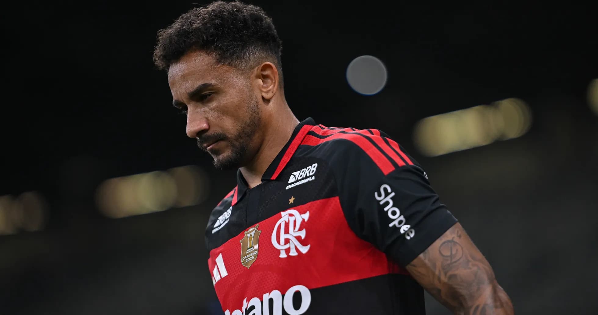 Jugador del Flamengo caminando por el campo
