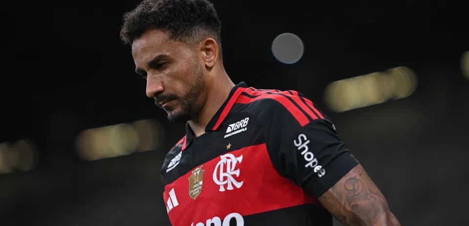 Jugador del Flamengo caminando por el campo
