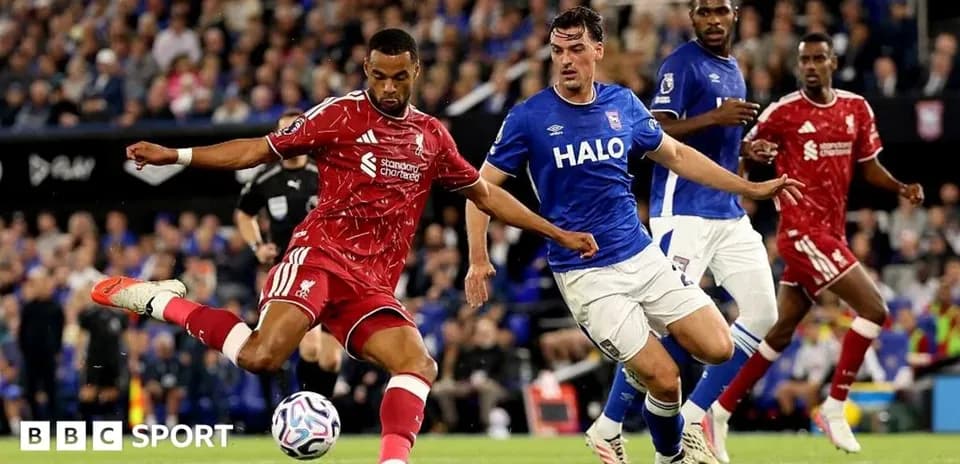 Jugador de Liverpool intentando despejar el balón