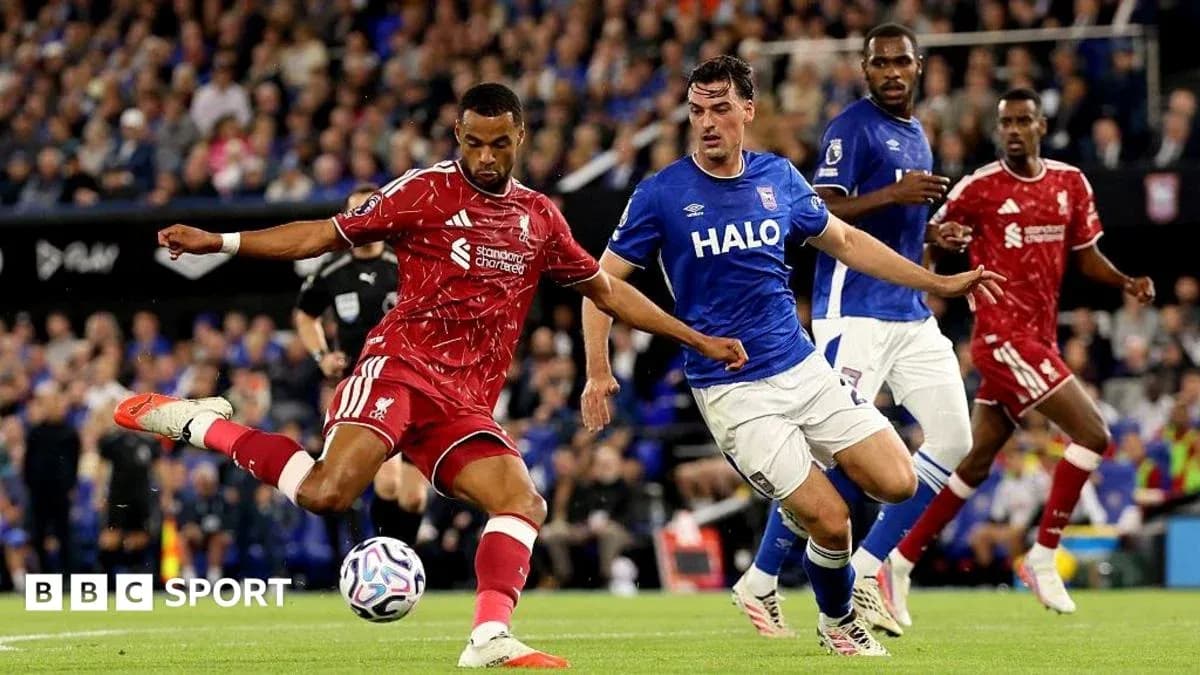 Jugador de Liverpool intentando despejar el balón