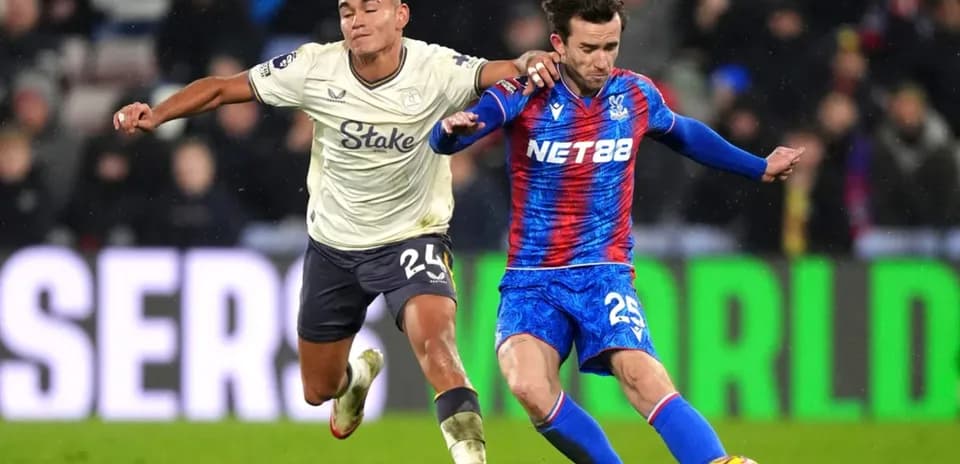 Dos jugadores compitiendo por el balón en el partido