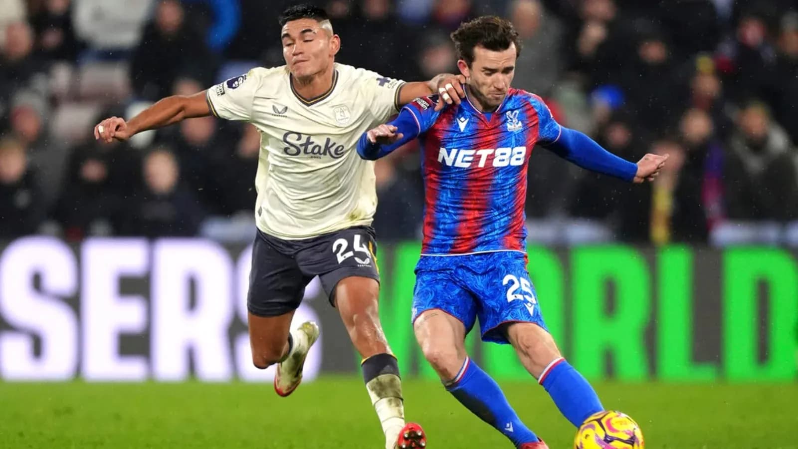 Dos jugadores compitiendo por el balón en el partido