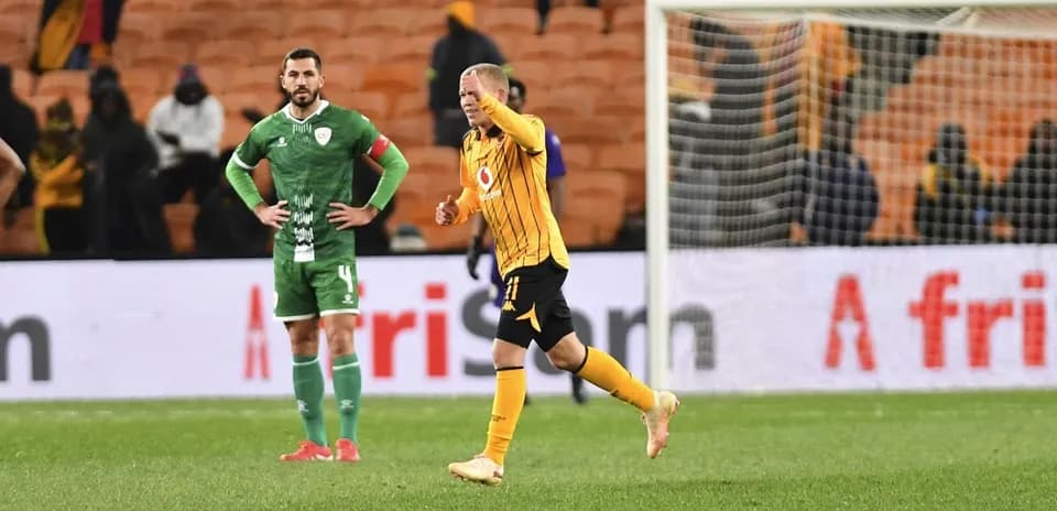 Jugador de Kaizer Chiefs celebrando con rival en el fondo