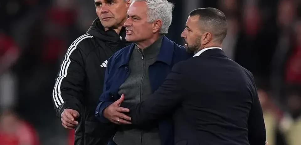 Entrenador siendo sostenido por asistentes durante incidente
