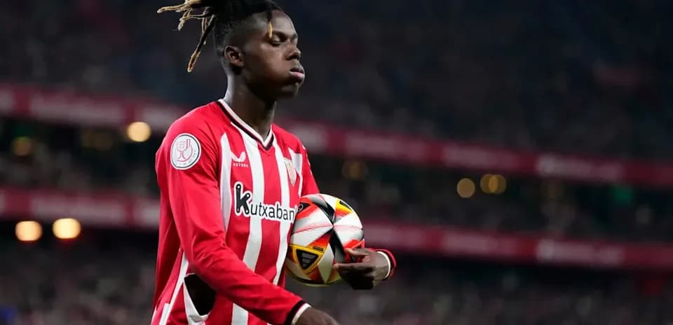 Jugador con balón en el campo durante partido