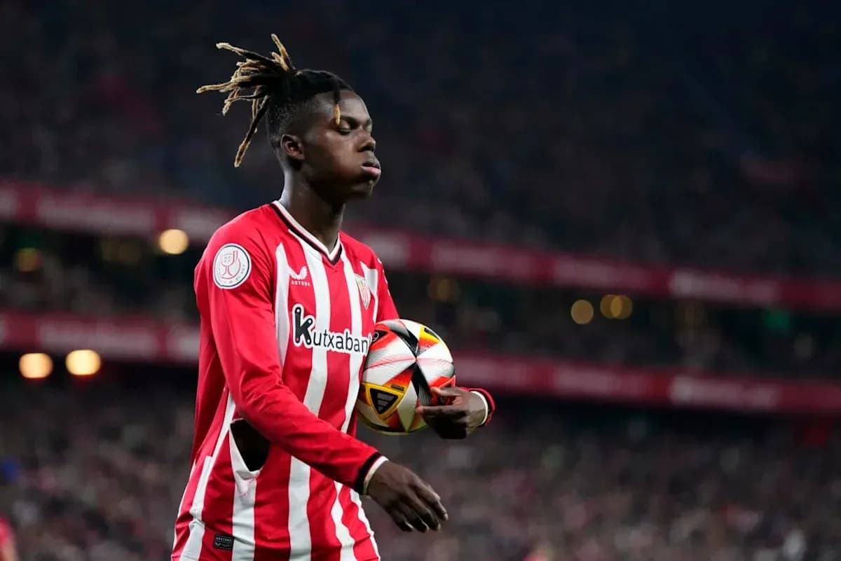 Jugador con balón en el campo durante partido