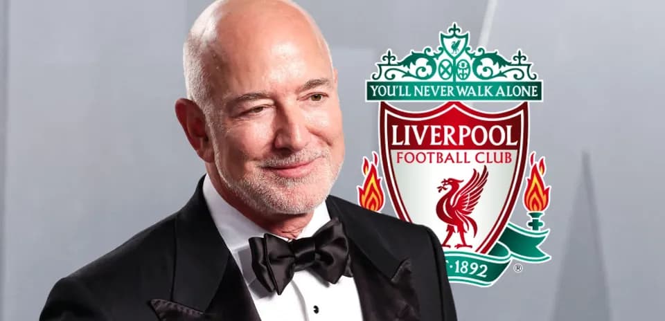 Hombre sonriente con logo de Liverpool FC de fondo