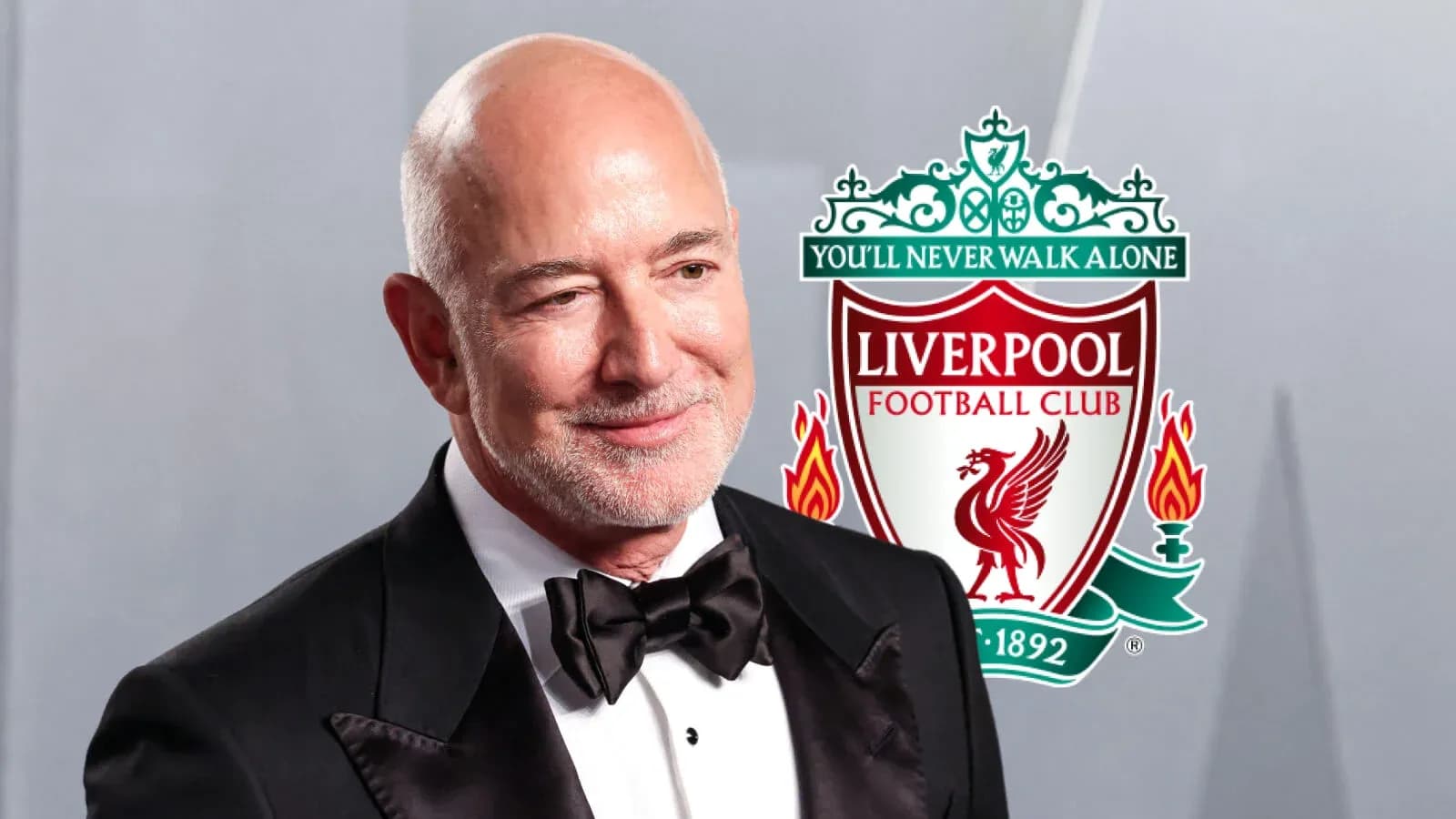Hombre sonriente con logo de Liverpool FC de fondo