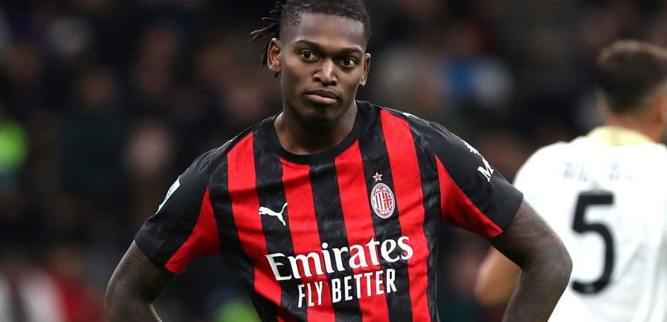 Jugador de AC Milan con camiseta rayada durante partido