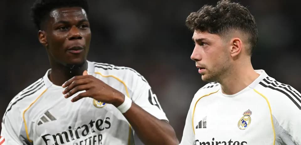 Dos jugadores de Real Madrid conversando en el campo
