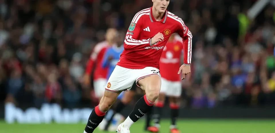 Jugador de Manchester United corriendo durante el partido