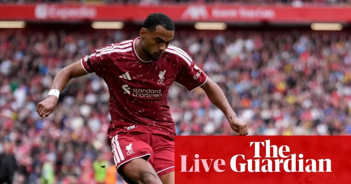 Jugador de Liverpool corriendo durante un partido