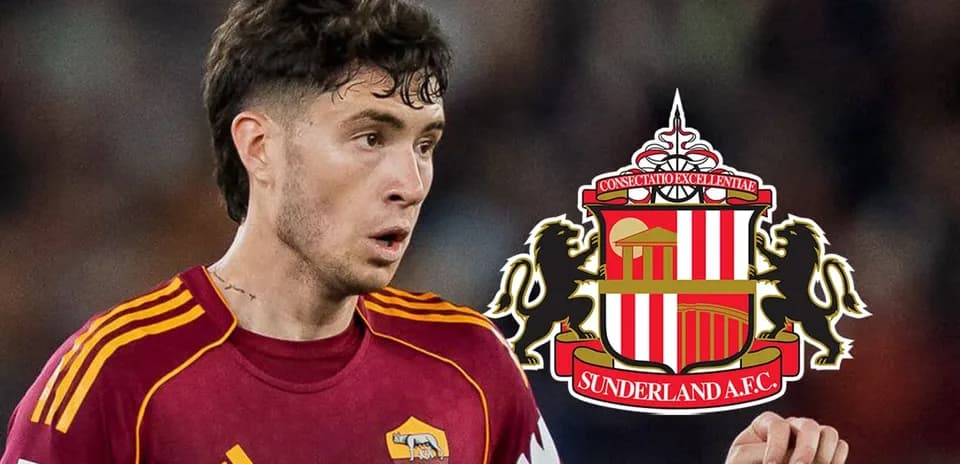 Jugador de la Roma con escudo del Sunderland A.F.C.