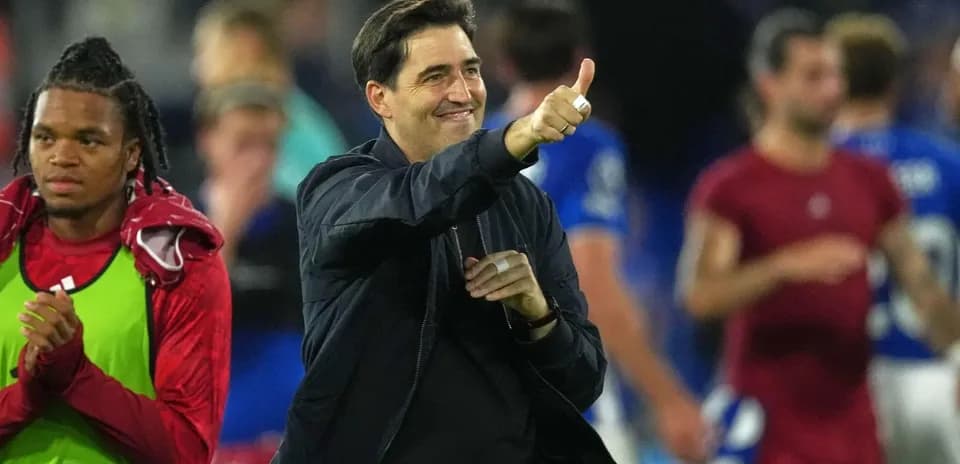 Entrenador dando pulgar arriba tras el partido